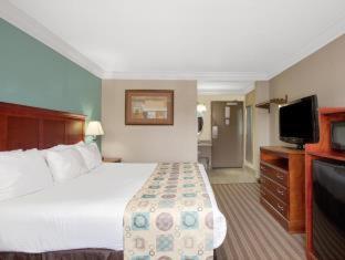 Отель Ramada By Wyndham Houston Intercontinental Airport South Номер фото