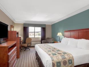 Отель Ramada By Wyndham Houston Intercontinental Airport South Номер фото